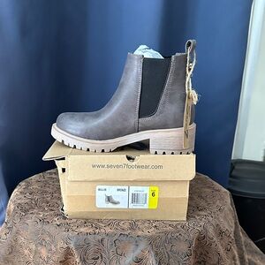 Seven7 Women's Blue and Bronze Ankle Boots